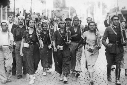 Hombres y mujeres de una de las milicias organizadas en la zona republicana, tras la sublevación militar de julio de 1936.