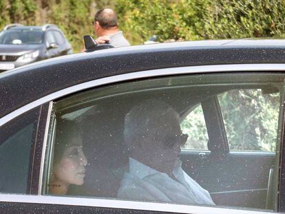 Mario Vargas Llosa e Isabel Preysler, a su llegada a la finca privada de Menorca donde contrae matrimonio Manuel Valls.