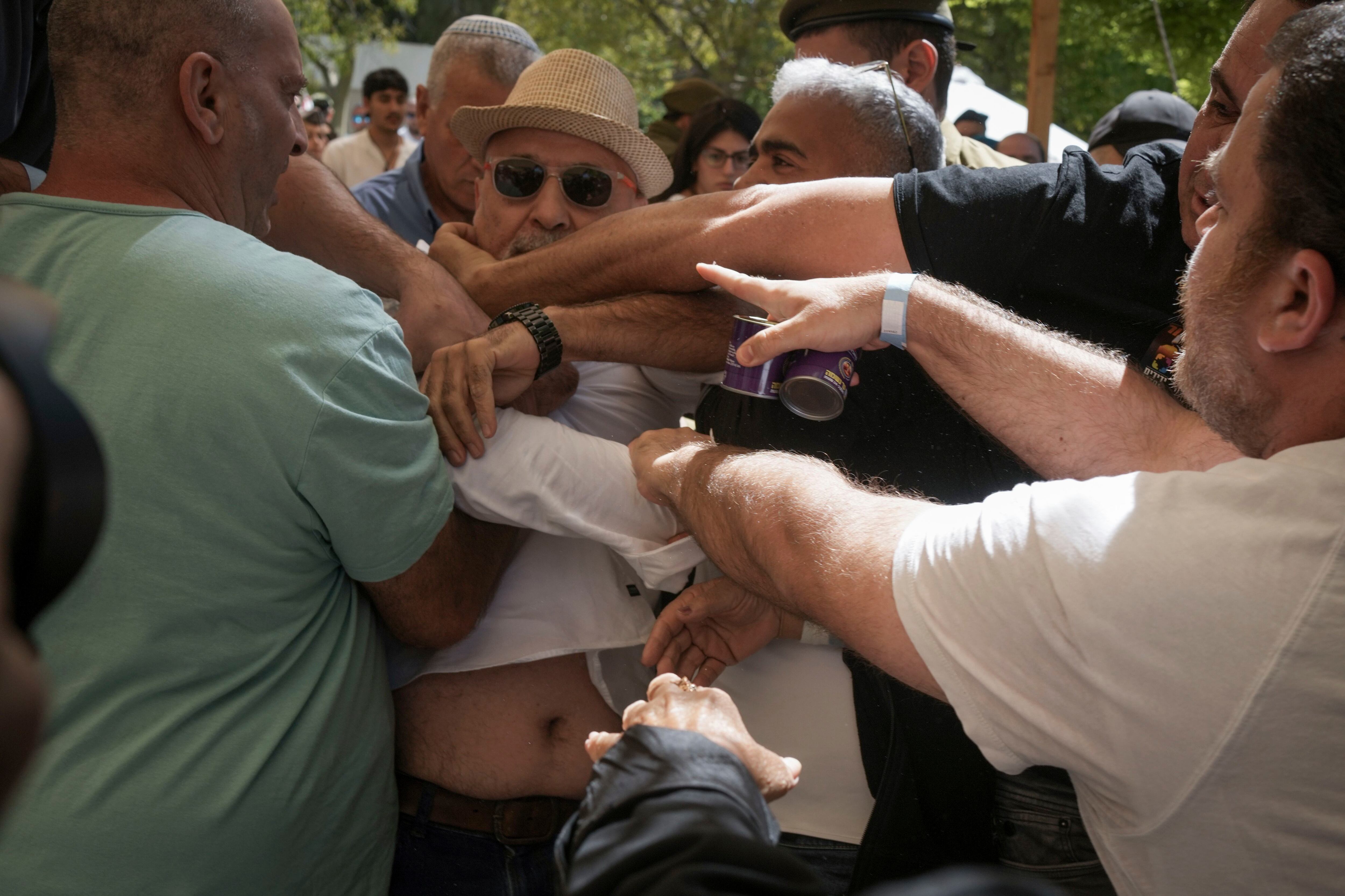 Altercado en el cementerio militar de la ciudad israelí de Beer Sheva durante la ceremonia a la que asistió el ministro de Seguridad Nacional, Itamar Ben Gvir, este martes.