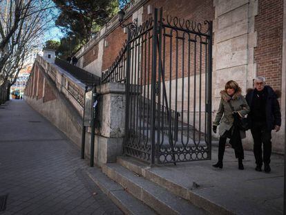 Salida de la valla de los jardines de Sabatini a la cuesta de San Vicente.