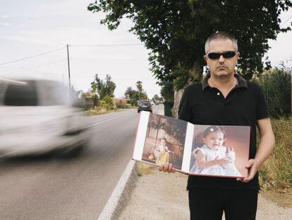 Antonio &Aacute;ngel Pertusa sostiene una foto de su hija en el lugar donde fue atropellada, en el municipio alicantino de Almorad&iacute;.