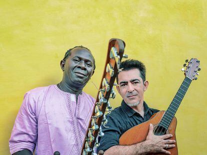 El músico y antropólogo cultural Raúl Rodríguez, con Sirifo Kouyaté, artista senegalés residente en Sevilla.