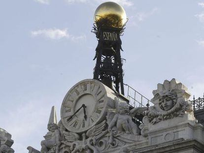Reloj en la fachada de la sede del Banco de Espa&ntilde;a, en la Plaza de Cibeles en Madrid. 