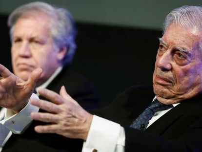 El escritor Mario Vargas Llosa (derecha), junto al secretario general de la OEA, Luis Almagro, en un coloquio este viernes en la Casa de América de Madrid.