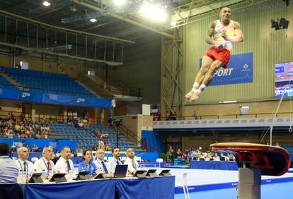 El gimnasta español Néstor Abad en la prueba de salto.