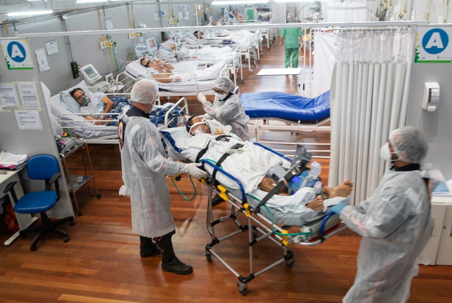 Trabajadores de la salud trasladan a un paciente con covid-19 dentro de la UCI de un hospital de campaña en las afueras de São Paulo, Brasil, el pasado 4 de marzo.