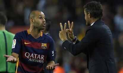 Mascherano habla con Luis Enrique, en el duelo contra el Levante. 