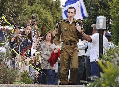 Gilad Shalit, a su llegada a su casa en Mitzpe Hila, en el norte de Israel, en una imagen proporcionada por el ministerio de Defensa israelí.