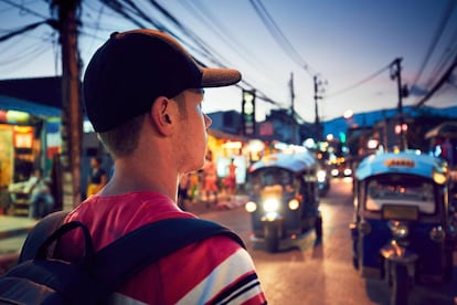 Un joven occidental, en una calle comercial de Chiang Mai (Tailandia).