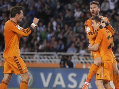 Illarramendi recibe la felicitación de Sergio Ramos, que salta sobre él, y de Bale.