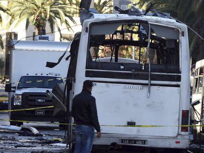Un agente junto al autobús de la guardia presidencial de Túnez que sufrió un atentado el pasado noviembre.