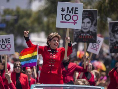 La abogada Gloria Allred en el desfile del Orgullo Gay, en Los Ángeles, el pasado junio. En vídeo, la condena a Cosby.