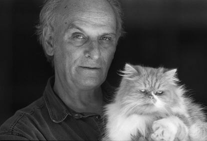 Carlos Saura fotografiado con su gato, en septiembre en 1997.