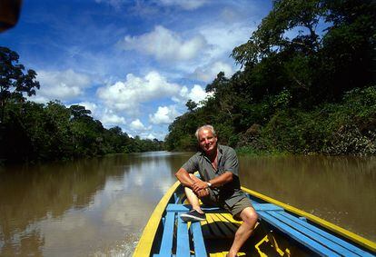 El periodista y escritor Javier Reverte (Madrid, 1944), durante su viaje al Amazonas en 2003.