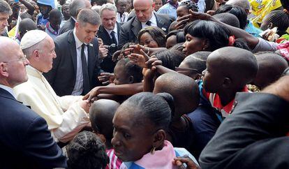 El papa Francisco durante su visita a un campo de refugiados de Bangui.