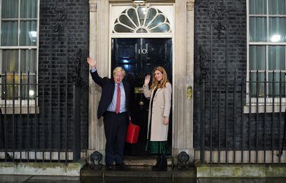 Boris Johnson y su pareja, Carrie Symonds, en el 10 Downing Street, en 2019.