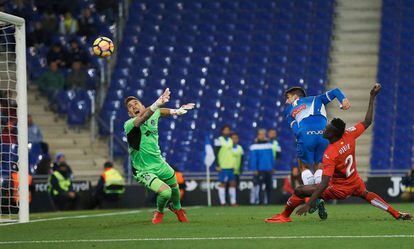 Gerard Moreno se adelanta a Djene en el gol del Espanyol.