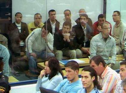 Detrás del cristal, algunos de los 29 acusados por los atentados del 11-M durante el juicio en la Casa de Campo.