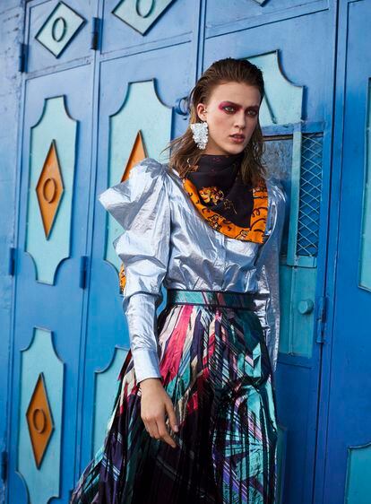 Blusa metalizada 
y pendiente, ambos 
de Kenzo, falda plisada 
de Leonard Paris 
y pañuelo de seda 
de Loewe Paula’s Ibiza.