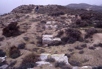 Restos constructivos de la mezquita del cabezo de Miranda, descubiertos en la excavación de 1973, pero erróneamente atribuidos a la ocupación iberorromana. En la actualidad, los cimientos están cubiertos por la maleza.