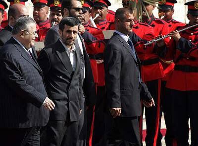 El presidente iraní, Mahmud Ahmadineyad (segundo por la izquierda), pasa revista a una guardia de honor acompañado del presidente iraquí, Yalal Talabani (primero por la izquierda), ayer en Bagdad.