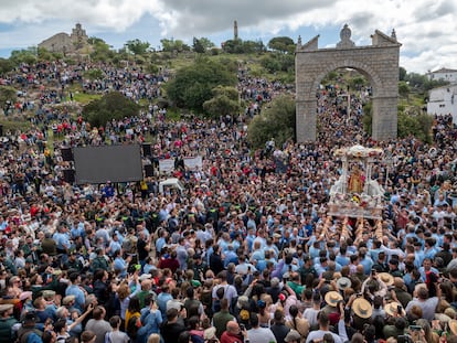 Miles de romeros disfrutan este domingo del día grande de la romería de Andújar (Jaen).