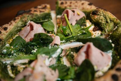 Pizza mortadella con pistacchi, spinaci, uvetta e crema di ricotta. 