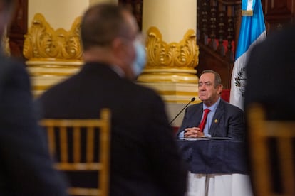 El presidente Alejandro Giammattei participa en una conferencia de prensa en el Palacio Nacional el 27 de julio.