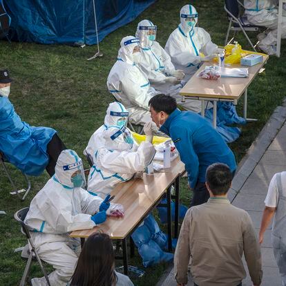 Trabajadores sanitarios hacen test a empleados de empresas tecnológicas en Pekín, el pasado 26 de abril.