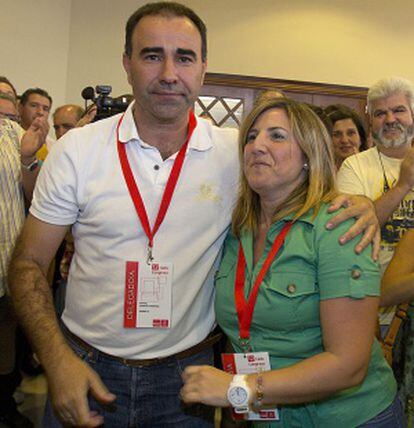 Rafael Quirós saluda a Irene García tras ser elegida secretaria provincial del PSOE de Cádiz.