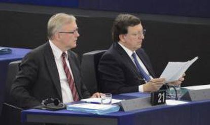 El vicepresidente de la Comisión Europea (CE) y comisario europeo de Asuntos Económicos y Monetarios, Olli Rehn (izq), y el Presidente de la CE, Jose Manuel Durao Barroso (der), esperan el comienzo del debate sobre el futuro de la Unión Europea en el Parlamento europeo en Estrasburgo. EFE/Archivo