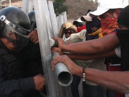 Enfrentamientos este viernes en el desalojo de la autopista del Sol de México.