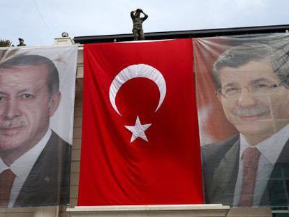 Banderas con Tayyip Erdogan y Ahmet Davutoglu en Estambul.