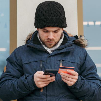 Un usuario utilizando una tarjeta bancaria en su móvil
PEXELS
17/03/2023