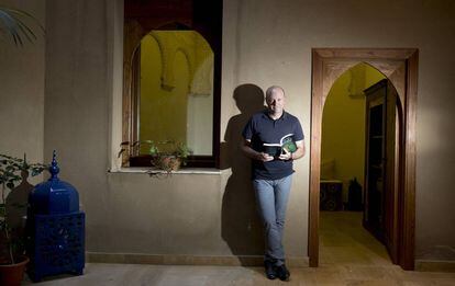 José Mel posa con su último libro, La llave sefardí.
