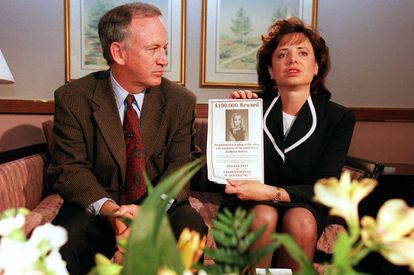 John y Patsy Ramsey, padres de JonBenet Ramsey, comparecen frente a un grupo de medios locales de Colorado después de cuatro meses de silencio en 1997.
