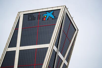 La imagen de CaixaBank luce ya en la torre Kio de Bankia.
