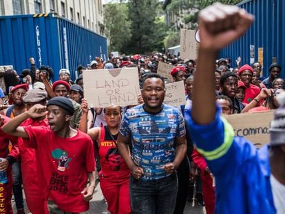 Varios estudiantes se manifiestan en Johanesburgo en demanda de residencias universitarias.