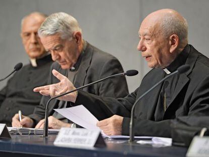 El cardenal Francesco Coccopalmerio (derecha), presidente del Consejo Pontificio para Textos Legislativos, lee los decretos de Francismo hoy en el Vaticano.