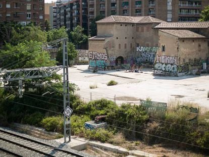 La Torre del Fang, masia del segle XIV en la cantonada dels carrers del Clot amb Espronceda, a Barcelona.