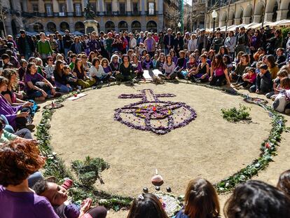 Ofrenda floral en commemoracion a las mujeres victimas de violencia machista en Girona este mes de marzo.