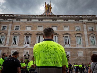 Trabajadores de ACCIONA se manifiestan frente al Palau de la Generalitat y el Ayuntamiento de Barcelona para protestar por el ERE presentado por la proveedora y el despido anticipado de su plantilla. EFE/Enric Fontcuberta