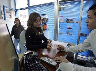 Sandra Milena Zuleta, en un centro de envío de dinero.