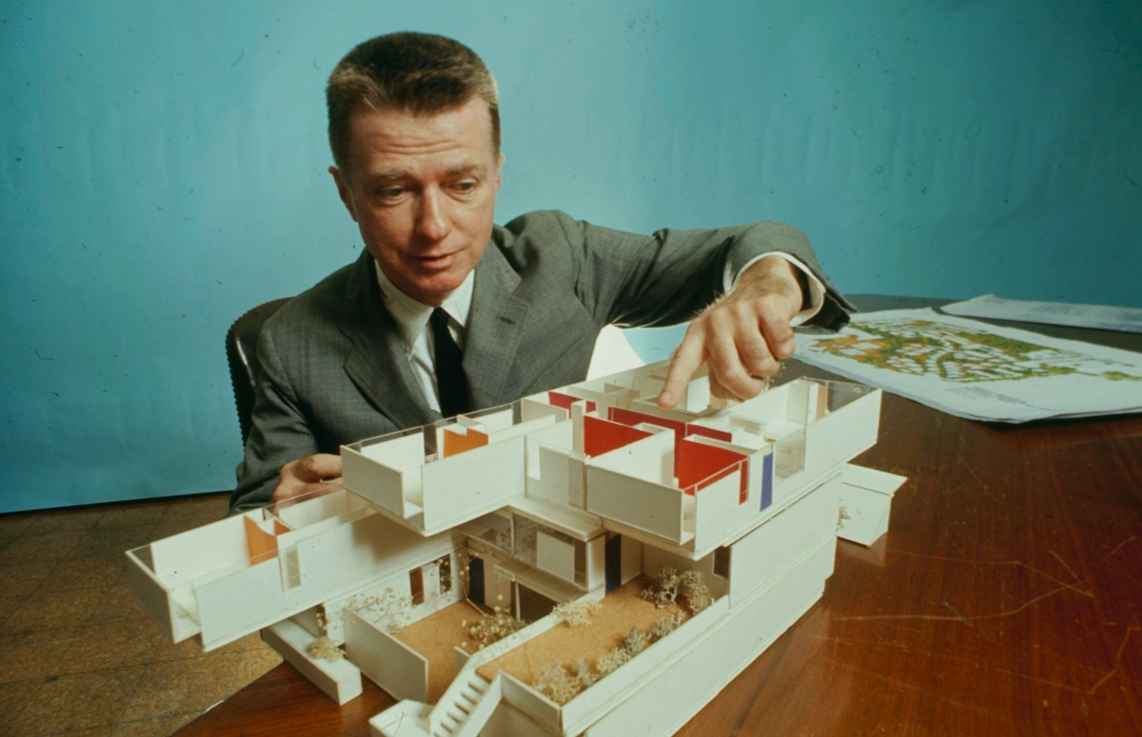 El arquitecto Paul Rudolph junto a la maqueta de un proyecto de viviendas en Washington, en 1958. |