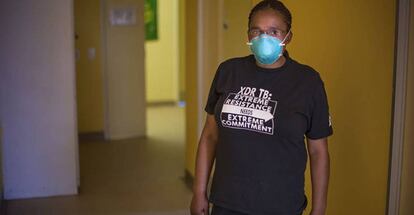 Xoliswa Harmans, consejera de la clínica Lizo Nobanda de Ciudad del Cabo, Sudáfrica. Estas profesionales de la salud son fundamentales para los enfermos a la hora de enfrentarse a un tratamiento que durará al menos dos años. Los enfermos de tuberculosis extremadamente resistente encuentran apoyo emocional e información durante este proceso.