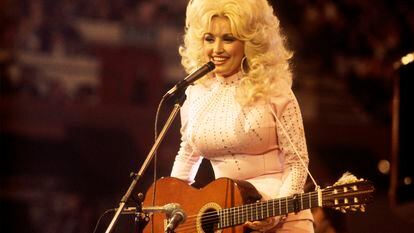 La cantante y actriz Dolly Parton, en un concierto en Londres en 1976.