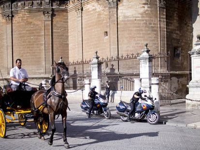 Agentes de la polic&iacute;a en los alrededores de la Catedral de Sevilla. 