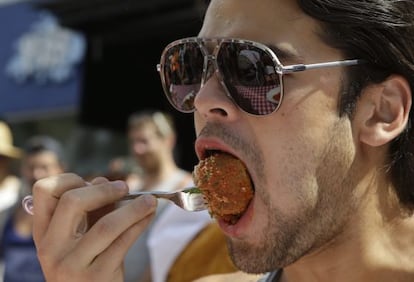Un hombre suda mientras compite por comer más albóndigas que nadie en un concurso de Vancouver (Canadá)