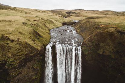 Skógafoss es, con sus 25 metros de ancho y 60 metros de caída, una de las cascadas más grandes de Islandia. Situado al sur de la isla, muy cerca de la costa, es famosa por el arcoíris que crea su nube de agua en días de sol si se observa desde la parte baja.
