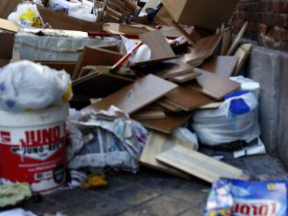 Basura acumulada por la huelga en el barrio de Tetu&aacute;n.